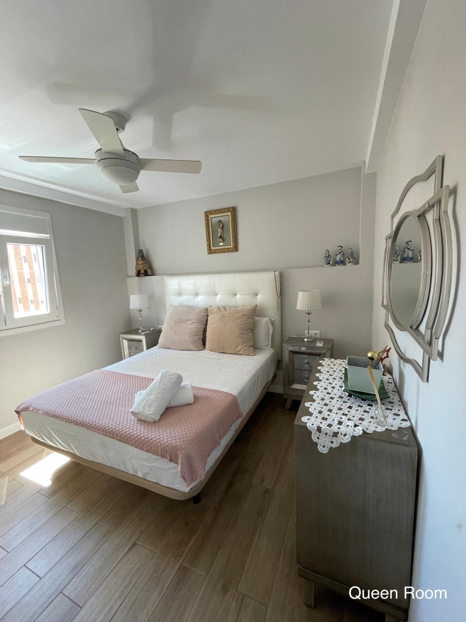 Cozy Room In Stylish Flat Just Steps From The Beach กาดิซ ภายนอก รูปภาพ